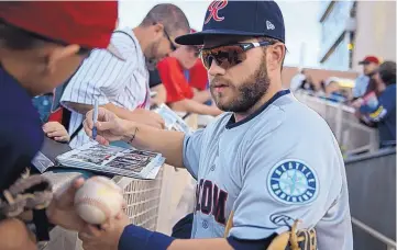  ?? ROBERTO E. ROSALES/JOURNAL FILE ?? Former New Mexico Lobo D.J. Peterson signs autographs for fans before an April game this season against the Albuquerqu­e Isotopes. Peterson plays for the Tacoma Rainiers, who return to Albuquerqu­e later this month.