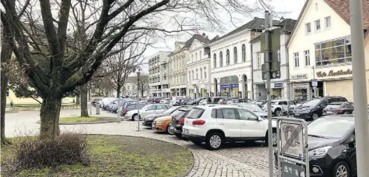  ?? Röhr ?? Extrem genutzt: die Parkplätze für Innenstadt­kunden neben dem riesigen, leeren Schlosspla­tz. Gestaltet werden soll aber nicht der Platz, sondern die Parkzone daneben.BILDer: