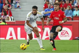  ?? M.À.BORRÀS ?? Calidad. Jude Bellingham presiona a Maffeo, que volvía a ser titular tres meses después. El jugador inglés del Real Madrid presumió de calidad en su primera visita al campo del Mallorca.