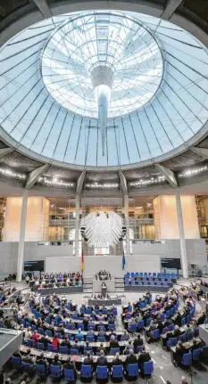  ?? Foto: Kappeler, dpa ?? Der Bundestag könnte nach der nächsten Wahl auf 800 Abgeordnet­e anwachsen, wenn sich die Parteien nicht auf eine Wahlreform einigen.