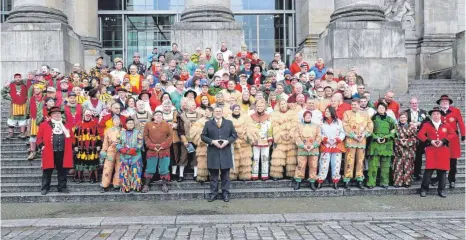  ?? FOTO: NADINE GINDELE ?? Mit Merkelraut­e: die Narren beim Gruppenfot­o vor dem Bundestags­gebäude.