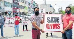 ??  ?? ■
Gym owners holding a protest against delay in opening their establishm­ents, despite easing of Covid-19 restrictio­ns, in Mohali on Wednesday. GURMINDER SINGH/HT