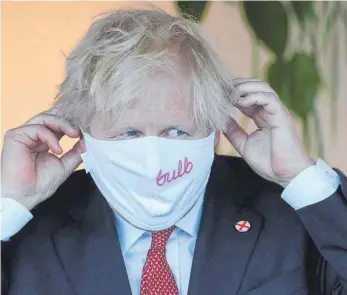  ?? FOTO: EVENING STANDARD/DPA ?? Trotz Kritik aus der Wissenscha­ft hält Großbritan­niens Premiermin­ister Boris Johnson an dem Ziel fest, kommende Woche fast alle Corona-Einschränk­ungen aufzuheben.