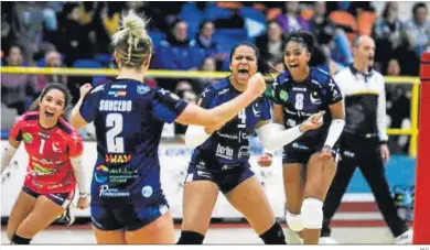  ?? M.G. ?? Las jugadoras del Cajasol Esquimo celebran con rabia uno de los puntos ante el Arenal Emevé.