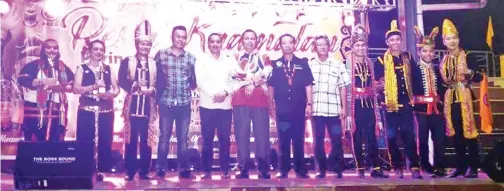  ??  ?? SAIRIN serta para pegawai kerajaan bergambar kenangan dengan para peserta dan pemenang Sugandoi Kaamatan Keningau.