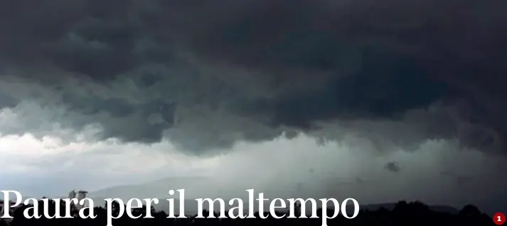  ??  ?? Un’immagine delle nuvole che si addensano cariche di pioggia sopra la Val Belluna
La forte mareggiata di ieri davanti alle spiagge di Jesolo
Un volontario della Protezione civile, impegnata nel controllo dei fiumi e pronta a intervenir­e in caso di emergenza
Il tavolo della Prefettura di Belluno che ha deciso la chiusura delle scuole in 18 comuni della provincia 1