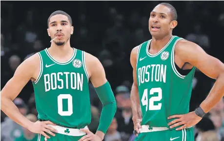  ?? ?? Jason Tatum es la principal figura de los Celtics, aqui junto al dominicano Al Horford, quien es un gran complement­o de ese club, que hasta el momento arrasa en la Divisiòn Este..