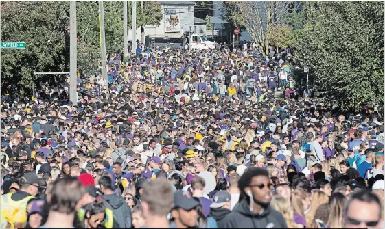  ?? PETER LEE WATERLOO REGION RECORD ?? Ready for fun? Ezra Avenue in Waterloo fills up with students for Homecoming weekend.