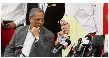  ??  ?? Sharing thoughts:
Dr Wan Azizah and Muhyiddin discussing a point during a Pakatan Harapan council meeting.