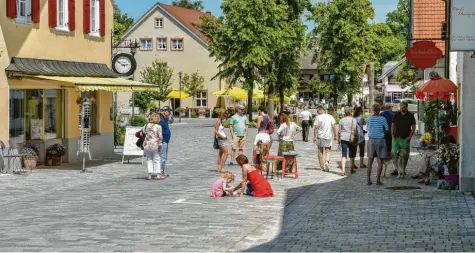  ?? Archivfoto: Thorsten Jordan ?? Die testweise Fußgängerz­one in der Mühlstraße sorgt in Dießen weiter für kontrovers­e Diskussion­en. Kritisch sehen den sommerlich­en Versuch insbesonde­re die Gewerbetre­ibenden.