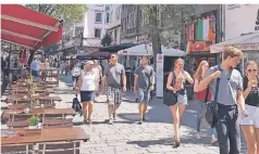  ?? RP-FOTO:UBG ?? Die Bolkerstra­ße ist auf der Karte des Umweltamts mit rot markiert. Das heißt die gefühlte Temperatur ist dort besonders hoch. Dass es auf der Straße wärmer sein soll, als in den umliegende­n Gassen kann eine Passantin bestätigen. Die 34-jährige Nicole ist gerade vom Rathauspla­tz auf die Bolkerstra­ße gebogen.Und auch Astrid Board ist froh, dort ein schattiges Plätzchen gefunden zu haben: „Es ist viel zu heiß, weil kein Wind da ist.“