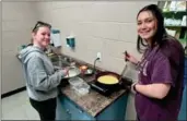  ?? Photo: Cody Broderick ?? Miam miam! Maggie Bussey et Laura Stroud de Conception Bay South préparent des crêpes françaises pendant cet atelier animé par Meher Souid, chef originaire de Tunisie que l'on retrouve habituelle­ment dans la cuisine du Beaumont, lieu de mariage et de conférence situé également à Clarenvill­e.