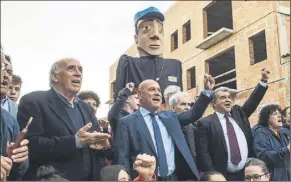  ?? Foto: PERE PUNTÍ ?? Joan Laporta, ayer con Asensi, Macià y Escudero por las calles de torregross­a
