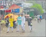  ?? DEEPAK GUPTA/HT PHOTO ?? A group of youngsters enjoying after Alvida ki Namaz in Old City area of Lucknow on Friday.