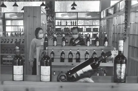  ?? CHINA NEWS SERVICE ?? Customers purchase imported wine at a shop in the Fuzhou area of the China (Fujian) Free Trade Zone on April 9.