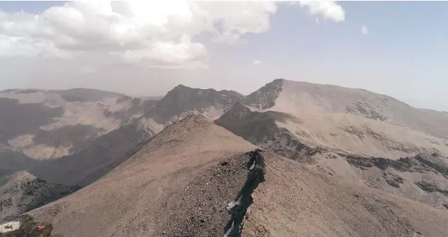  ?? Fotos: Oliver Gabbana ?? Von diesem Punkt der Bergspitze Veleta in der Sierra Nevada kann man an einigermaß­en klaren Tagen auch den Gipfel des Mulhacén sehen.