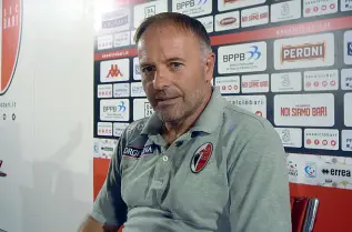  ??  ?? Al timone
Il tecnico Giovanni Cornacchin­i confermato alla guida dei biancoross­i per la seconda stagione