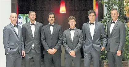  ?? AAT ?? De gala. Los cuatro jugadores, el capitán y el subcapitán, de impecable traje en la cena oficial de la serie.