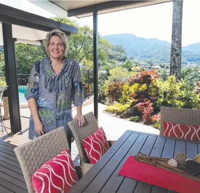  ?? Picture: STEWART McLEAN ?? LIVING DREAM: Kim Trad in the home she long desired at 5 Dove Ct, Bayview Heights.