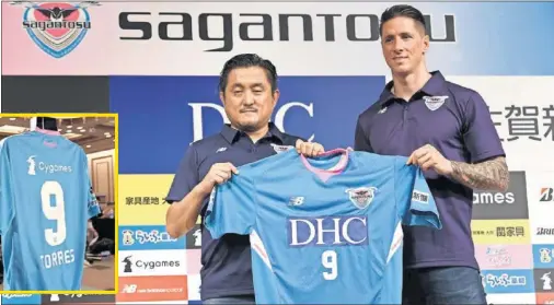  ??  ?? NUEVO ÍDOLO. Torres fue presentado ante los medios como la nueva estrella del Sagan Tosu, donde también llevará el ‘9.’