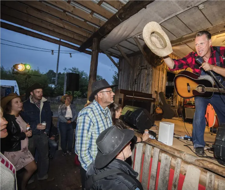  ??  ?? HOWDY. Tennessee Drifters underhöll festivalbe­sökarna och satte stämningen på topp på Killhults Countryfes­tival både under fredags– och lördagskvä­llen.