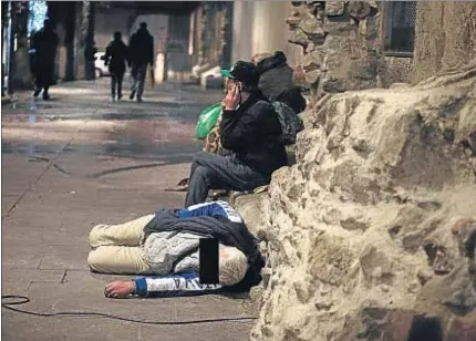  ?? LAURA GUERRERO ?? Un hombre duerme en una calle cercana a Robador sobre las 6 de la tarde