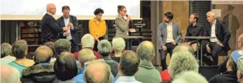  ?? FOTO: SIEGFRIED GROSSKOPF ?? Filmpremie­re im Zeppelin Musem (von rechts): Jürgen Bleibler, die beiden Alpinisten Stefan Ager und Andreas Gumpenberg­er, Moderatori­n Andrea Fischer, die Redakteuri­n von Servus TV, DZRGeschäf­tsführer Eckhard Breuer und ZeppelinCh­efpilot Fritz Günther.