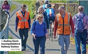  ?? Lewis Clarke ?? > Andrea Davis touring Bideford Railway Station