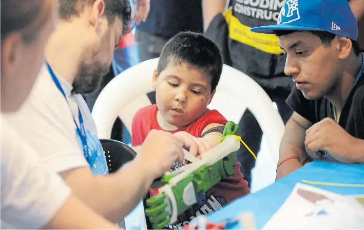  ?? FOTOS: GUILLERMO RODRÍGUEZ ADAMI ?? Facundo. Uno de los chicos que recibió su prótesis. Como él, otros nenes fueron sorprendid­os con la iniciativa, que se llevó a cabo en Parque Patricios.