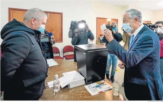  ?? HUGO DELGADO / EFE ?? El presidente de Portugal, Marcelo Rebelo de Sousa, deposita su voto en un centro de la localidad norteña de Celorico de Basto.