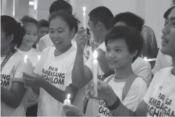  ?? PHOTO
GMA NEWS ?? Tacloban City residents mark the 99th birthday of ex-President Ferdinand Marcos with a Mass at Sto. Niño Church on September 11. Students wore shirts with the message "Para sa Pambansang Paghihilom #IlibingNa" referring to ongoing debates whether to...