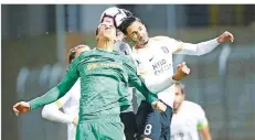  ?? FOTO: SCHLICHTER ?? Der Homburger Konstantin­os Neofytos (links) und Elversberg­s Aldin Skenderovi­c kämpfen in einem spannenden Derby um den Ball.