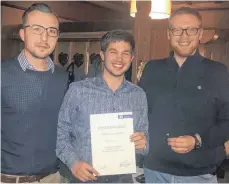  ?? FOTO: JU ?? JU-Landesvors­itzender Philipp Bürkle (rechts) und Matthias Hau (links) haben Johannes Engstler geehrt.