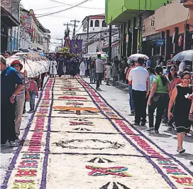  ??  ?? Religioso. Las alfombras son una atracción en Semana Santa.