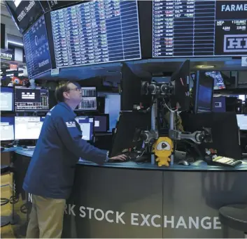  ?? PHOTO D’ARCHIVES, AFP ?? Hier, la bourse de New York a clôturé en ordre dispersé, tiraillée entre le ralentisse­ment et un vent d’optimisme sur le front commercial sino-américain.