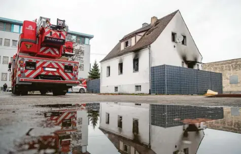  ?? Foto: Lino Mirgeler, dpa ?? Das schockiere­nde Familiendr­ama spielte sich in diesem Haus ab. Eine Mutter und vier Kinder starben in den Flammen.