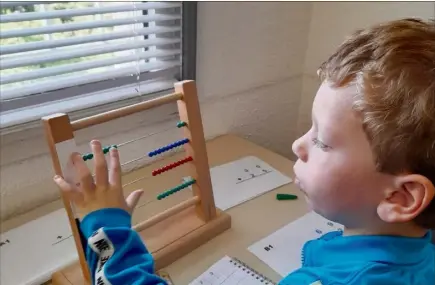  ?? (Photo DR) ?? Les enfants apprennent et retiennent grâce aux couleurs, au toucher et tout cela sous forme de jeu.