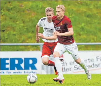  ?? FOTO: VOLKER STROHMAIER ?? Der FV Biberach (vorn Dominik Felger) empfängt als krasser Außenseite­r in der ersten Runde des WFV-Pokals den Oberligist­en FV Ravensburg.