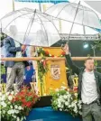  ?? Foto: Axel Effner, dpa ?? Regenschir­me zum Schutze des Ministerpr­äsidenten.