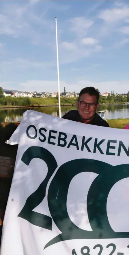  ?? ?? Anne Løvseth og Ruben Brøndbo i styret for Oselbakken vel inviterer til stor jubileumsf­est og konsertkve­ld her på Osebakkens­tranda lørdag 27. august.
Velet har fått laget egne flagg i anledning jubileet.