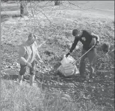  ??  ?? Volunteers collect litter during the 2019 Coulee Cleanup event. (PreCOVID)