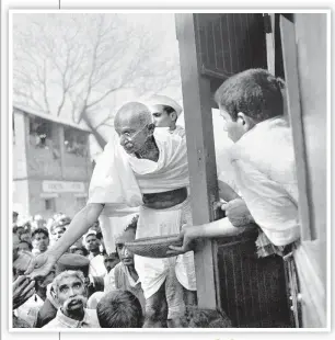  ?? NATIONAL GANDHI MUSEUM ?? Mahatma Gandhi collecting donations for the Harijan Fund in Assam, 1945.