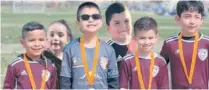  ?? ?? ▮ Los Dragon FC de futbol siete también posaron con sus medallas de campeones.