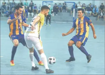  ??  ?? Shammir Olmedo, jugador de Sport Colonial, intenta realizar un pase en medio de dos rivales del Sportivo Luqueño, en el partido que ambos equipos disputaron el viernes pasado.