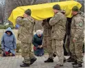  ?? VADIM GHIRDA/AP ?? Ukrainian soldiers carry the coffin of Volodymyr Hurieiev, a soldier killed in the Bakhmut area.