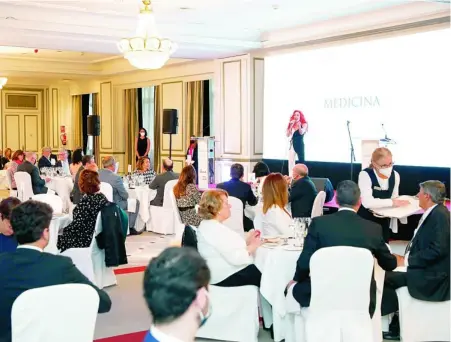  ??  ?? Aspecto de la sala del hotel Westin Palace de Madrid donde tuvo lugar la entrega de premios. Abrió el acto la cantante Dalia Key (arriba) y lo cerró el grupo gaditano Spoticai (izq.)