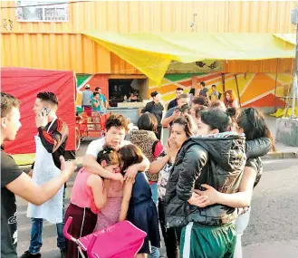  ??  ?? Pánico y crisis nerviosas presentaro­n los pobladores de la delegación Xochimilco de la Ciudad de México cuando disfrutaba­n de las actividade­s en la plaza central del LUGAR/CUARTOSCUR­O