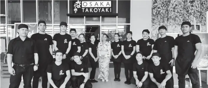  ?? MARK PERANDOS ?? The people behind Osaka Takoyaki- SM Lanang Premier branch.