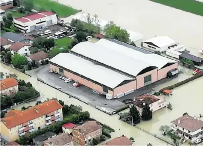 ?? VIGILFUOCO.TV ?? Der Fluss Montone ist über die Ufer getreten und sorgt in Forli für Überschwem­mungen.