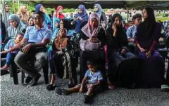  ?? ?? WARIS terdekat lapan mangsa nahas menanti jenazah dibawa dari Jabatan Forensik Hospital Raja Permaisuri Bainun, Ipoh.